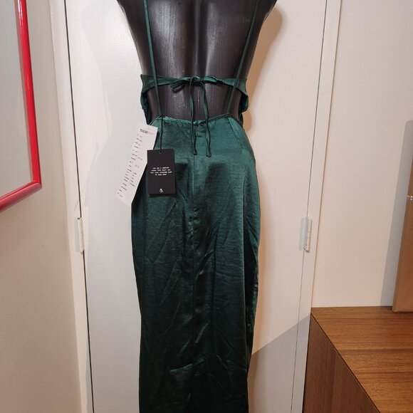 4th Reckless Low back Green gown - Picture 4 of 8